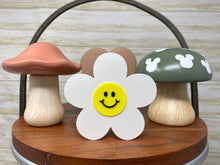 Load image into Gallery viewer, Smiley Daisy Trinket